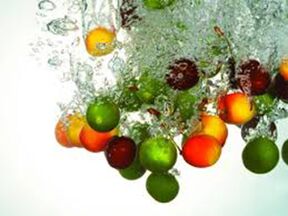 Peeling de fruits aux acides de fruits, grâce auquel les cellules de la peau se renouvellent. 