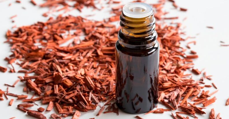 L'huile essentielle de bois de santal rétablit l'équilibre hydrique de la peau. 