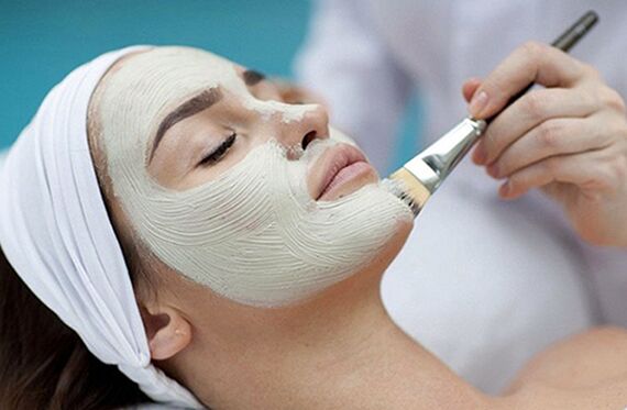 Le peeling du visage est l'une des méthodes de rajeunissement esthétique de la peau. 